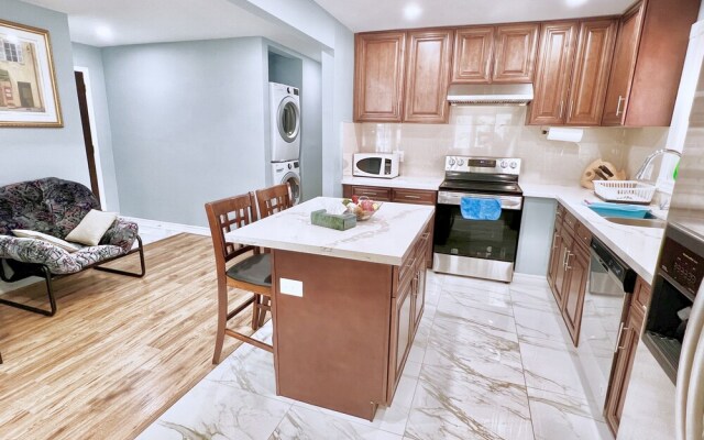 Renovated Rooms 10-min to Finch Subway Near Yonge St