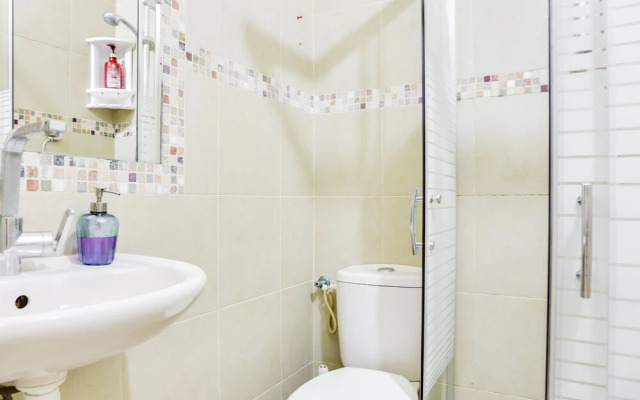 Central Apartment by Rothschild & Market