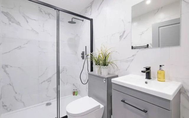 Luxury 1 & 2 bed Apartment free parking