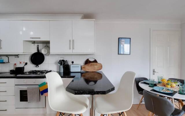 Cosy, nautical 2 bed, 5 mins stroll to Seafront