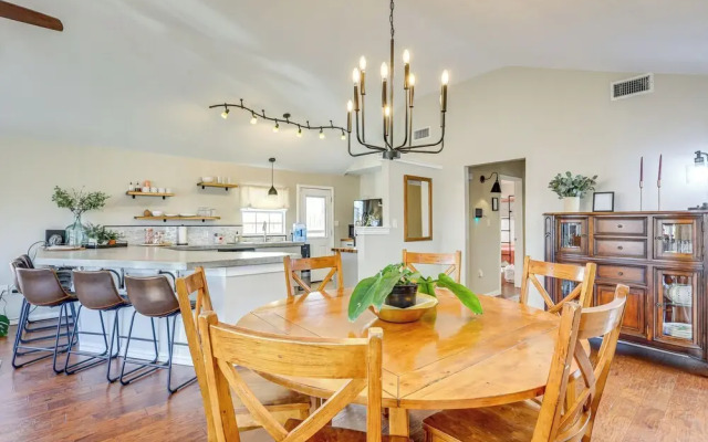 Creekside Cottage w/ Deck & Hot Tub in Belton