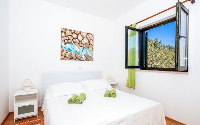 Beautiful Holiday Home in Mali Iz With Pool