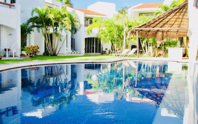 Room in B&B - Deluxe Family Comfort Balcony Room With Pool Playacar Ii