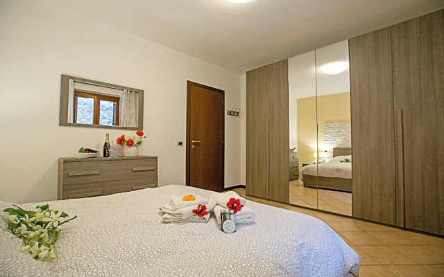 Borgo Degli Ulivi shared pool- 200m lake