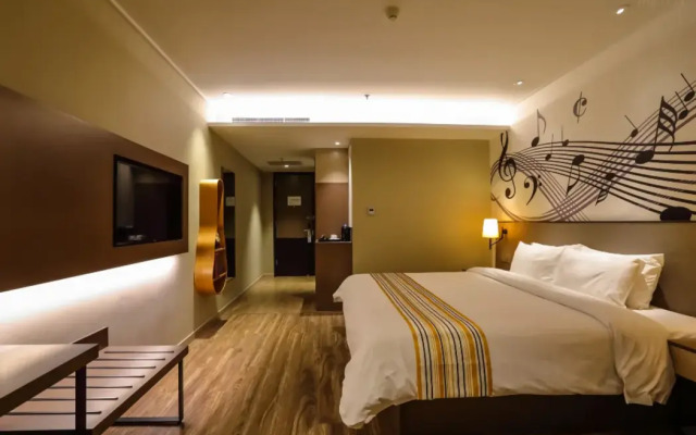 Home Inn Plus (Dalian Development Zone Jinma Road Wanda Plaza)