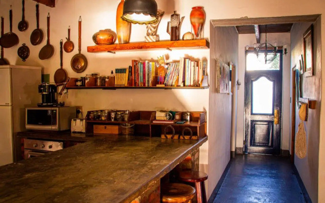 Ebonymoon Guest House and Studio