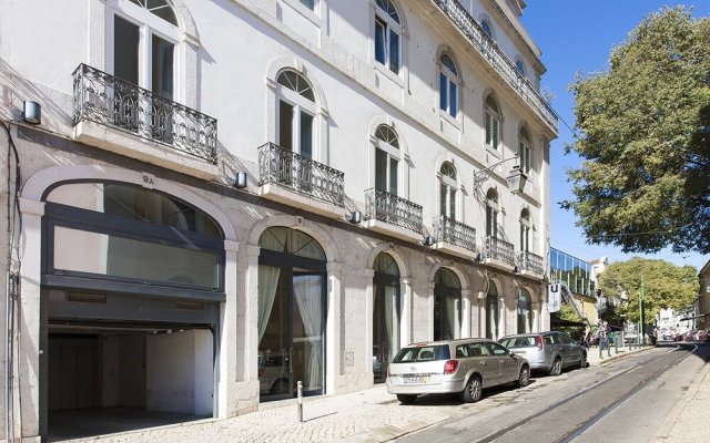 ALTIDO Splendid 2BR Apt w/ parking&balcony, 10mins to Praça do Comércio