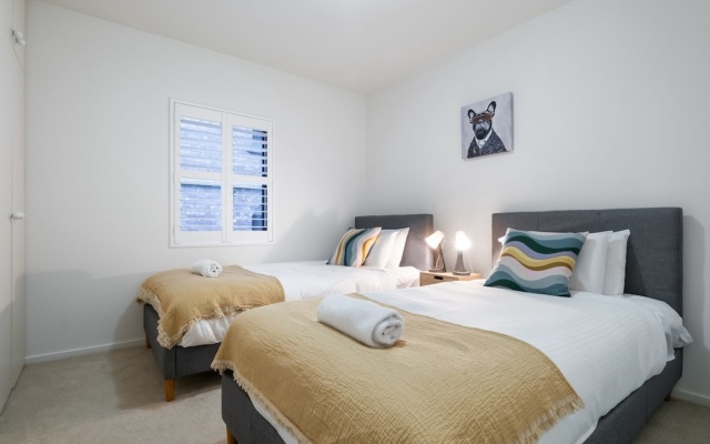 Riverside 2-bed Apartment With Balcony & Parking – Guest Rooms – Melbourne