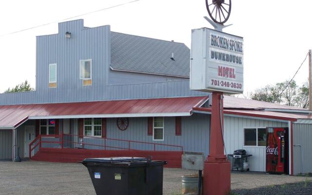 Broken Spoke Bunkhouse Motel