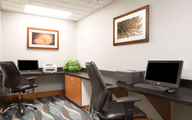 Wingate by Wyndham Raleigh South / Garner