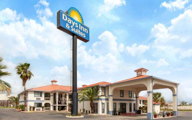 Days Inn & Suites by Wyndham Braunig Lake