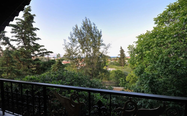 Family Maisonette with Pool near Beach
