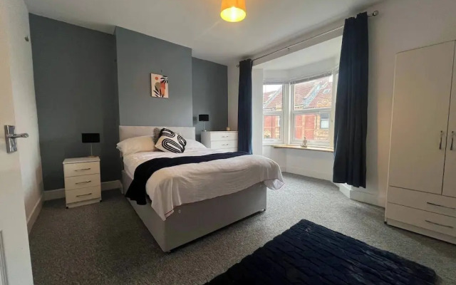 Lena St - 3 Bedroom House - Sleeps 6 - Wifi