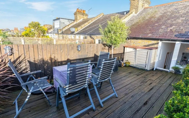 Stylish 2-bed Flat Near Queen's Park, West London