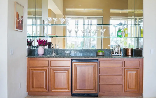 Monroe by AvantStay | Walk to Coachella! Golf Course Getaway | Sleeps 12!