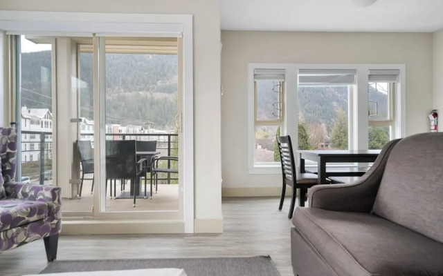 Rooftop Paradise Luxe 2BR  Lake Views