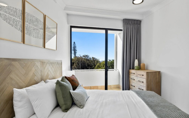 Pristine 2-bed Apartment With Pool and Balcony – Guest Rooms – Sunrise Beach