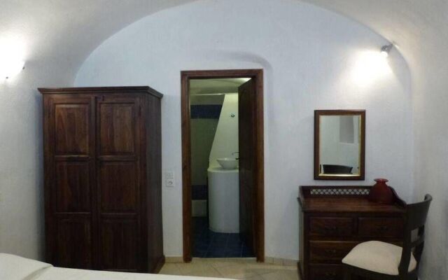 Iridanos Cave House