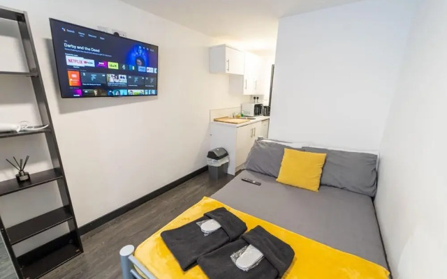 Ground Floor Studio Close to the City!