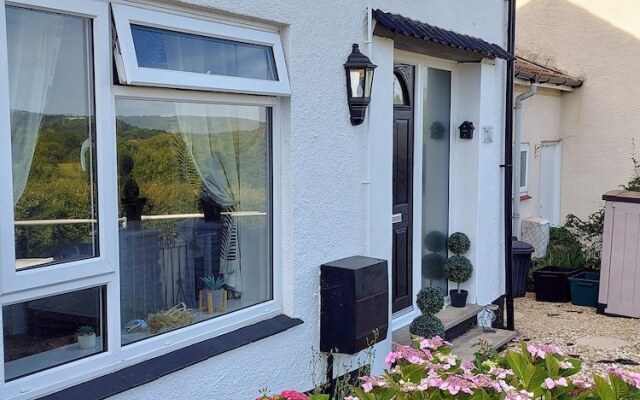 Serenity Holiday Let in South Chard