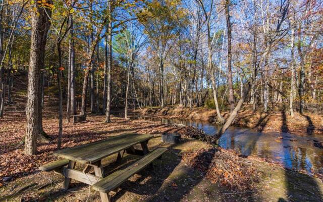 Private Creek, Hot Tub, Huge Deck at Chalet Cabin