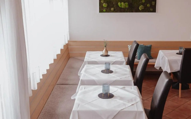 Hotel am Hachinger Bach by Blattl