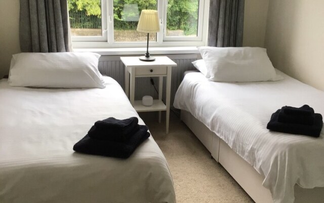 Beautiful Large 4-bed House, Close to Celtic Manor