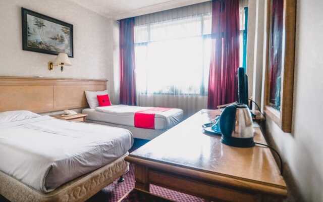 RedDoorz Plus near Taman Safari Indonesia