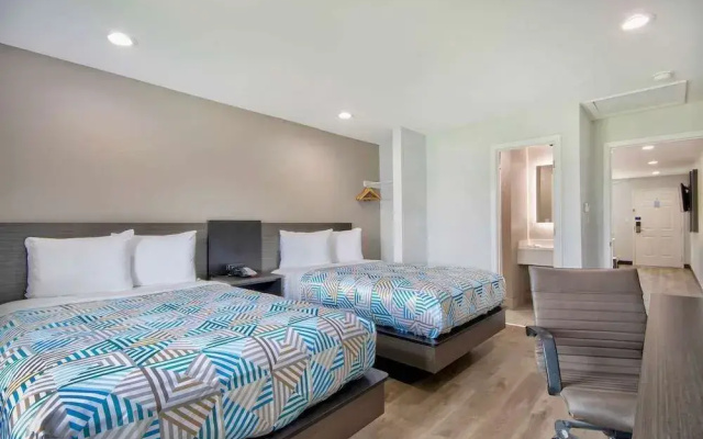 Econo Lodge Inn & Suites