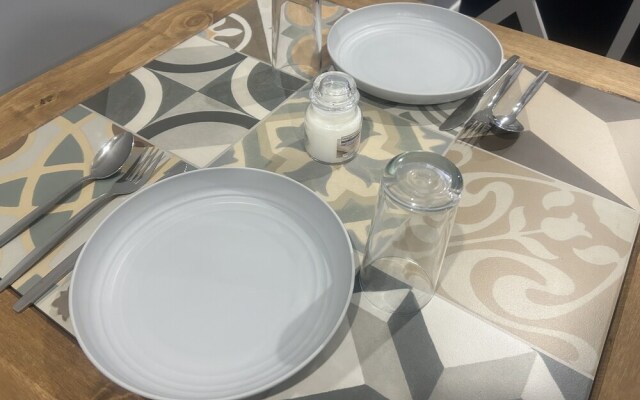 Private Luxury Apartment - Free Parking & Wi-fi