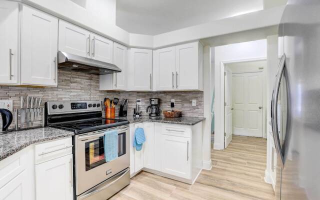 Sunny Bradenton Home w/ Lanai & Screened Pool!