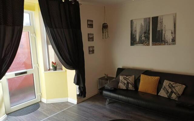 Beach Apartment - Sleeps 4, Garden & Parking