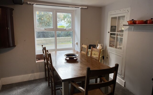 Traditional 3-bed Cottage, Log Burner & Sea Views!