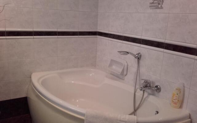 Village Corner 3 bedroom apartment with garage