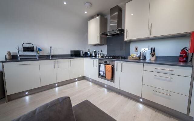 Helios Court Penthouse Serviced Apartment by Ferndale