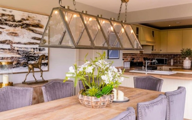 Luxurious 4 Bedroom Vineyard Villa Stanlake Park