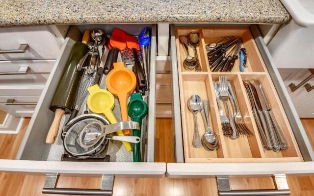 Pat's Paradise - 7030N