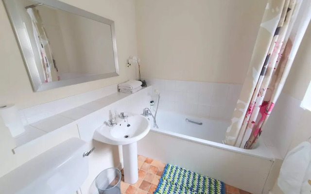 2-bedroom House Near Town With Superfast Wi-fi