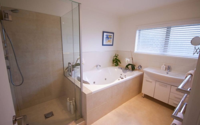 Bright 2 Bedroom Home in East Auckland