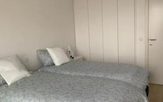 Lichtrijk 2-slaapkamerappartement met zeezicht en gratis parking