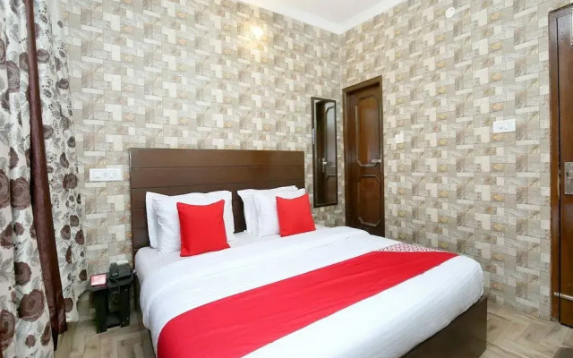 OYO 13700 Hotel Star Palace