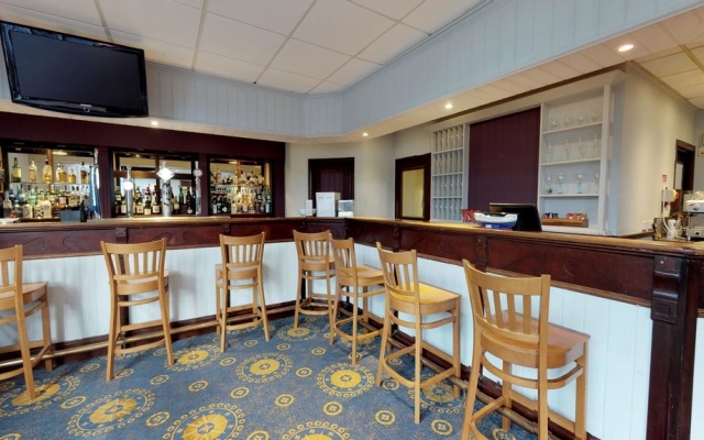 Macdonald Elmers Court Hotel