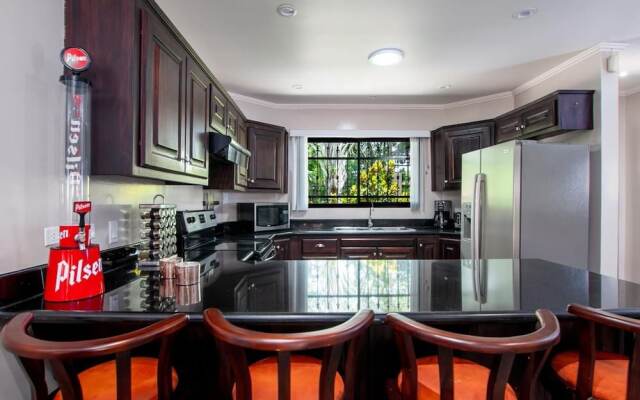 Elegant House 3-bed/2-bath With Large BBQ Patio