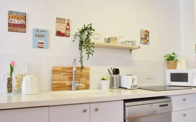 Amazing 3 Bedroom Garden Apartment near Gordon Beach