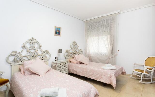 Home2Book Spacious Classic Design Apartment Center