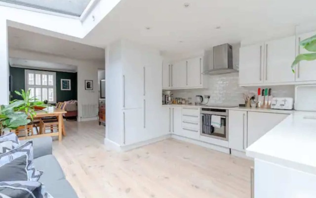 Beautifully Designed 2BD House - by Queen's Park!