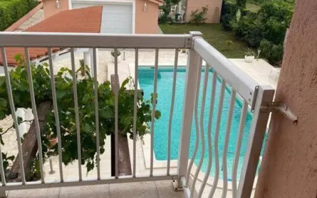 Lovely 3 Bedroom Apartment In Quiet Area w/ Pool