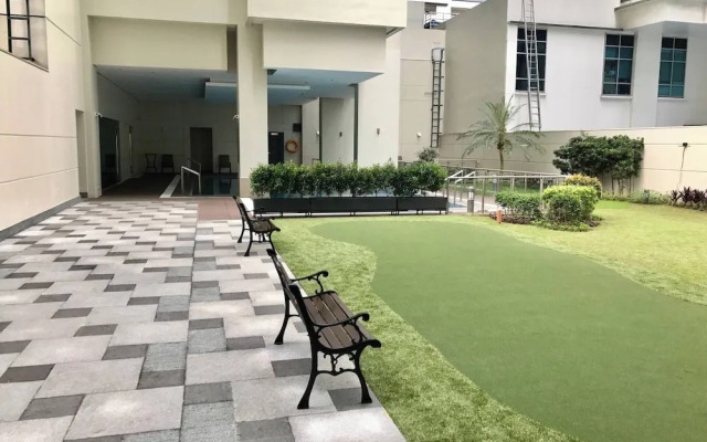 Elegant 2BR Apartment in Upscale Fort BGC Fast Wifi