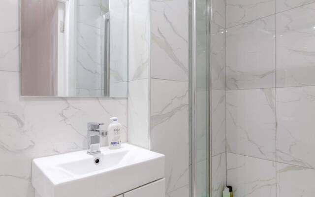 Spacious 4BD Home, Near Excel London!