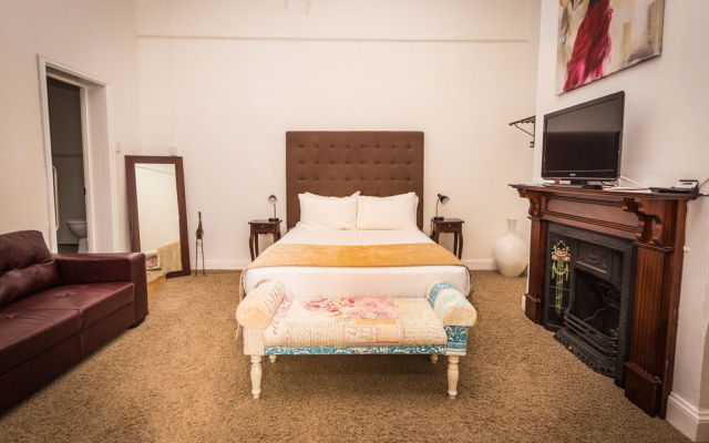 Spooky Hall Motel – Guest Rooms – York